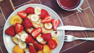 Французский тост с бананово-карамельным соусом