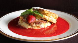 Французский тост с яблоком, сливочным сыром и клубничным кули