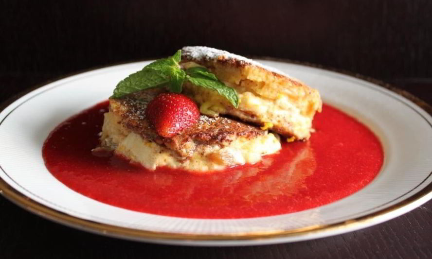 Рецепт французский тост с яблоком, сливочным сыром и клубничным кули