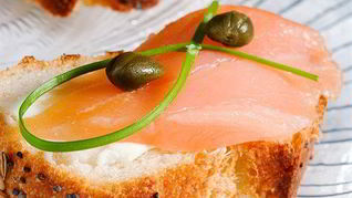 Копченый лосось с коньячно-тминным майонезом на тостах из французского хлеба