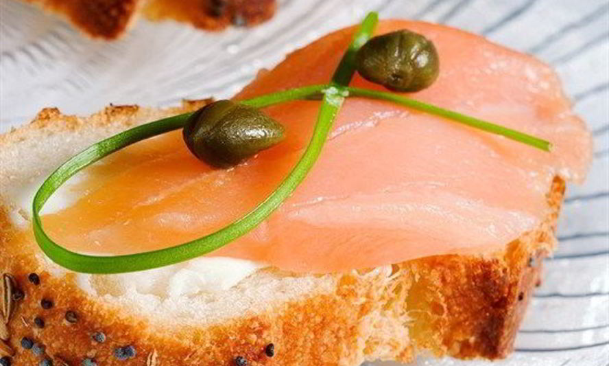 Рецепт копченый лосось с коньячно-тминным майонезом на тостах из французского хлеба