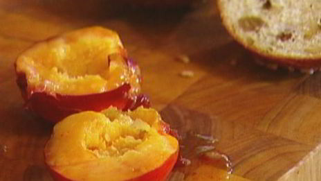 коричные тосты с нектаринами на гриле