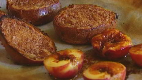 коричные тосты с нектаринами на гриле