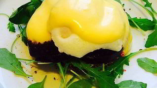 Ржаной тост с печеной свеклой, яйцом пашот и соусом Голландез