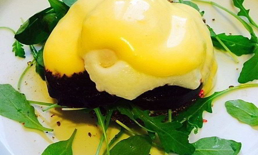 Рецепт ржаной тост с печеной свеклой, яйцом пашот и соусом голландез