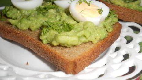 ржаные тосты с авокадо