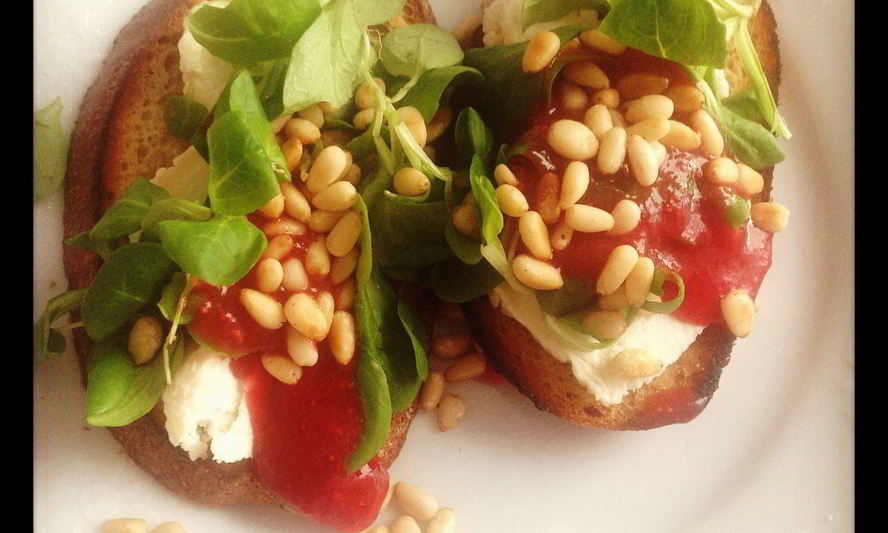 Рецепт ржаные тосты с козьим сыром, ягодным соусом и кедровыми орешками