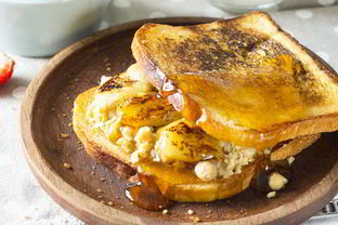 Тост с арахисовым маслом, жареными бананами и пастой из нута