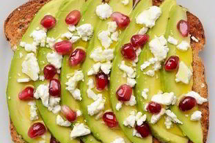 Тост с авокадо, фетой и гранатом