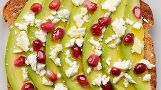 Тост с авокадо, фетой и гранатом