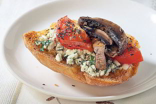 Тост с творогом, помидорами и грибами