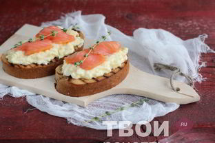 Тост с яичницей-болтуньей и семгой