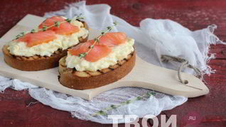 Тост с яичницей-болтуньей и семгой