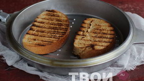 тост с яичницей-болтуньей и семгой