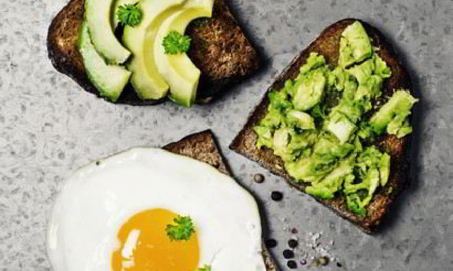 Рецепт тосты с авокадо, креветками и жареным яйцом