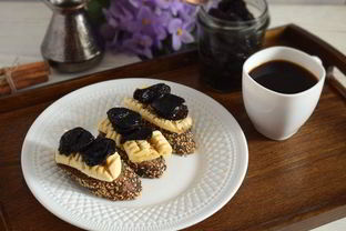 Тосты с бананом и пряным черносливом