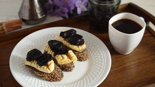 Тосты с бананом и пряным черносливом