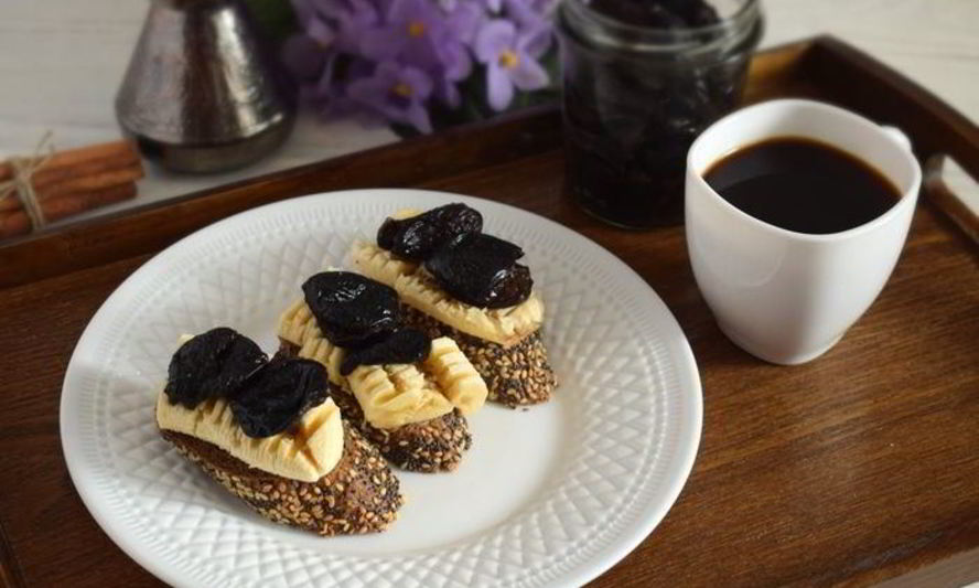 Рецепт тосты с бананом и пряным черносливом