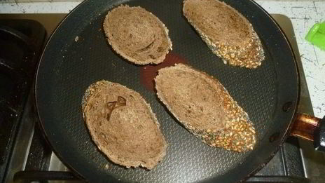 тосты с бананом и пряным черносливом