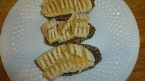 тосты с бананом и пряным черносливом