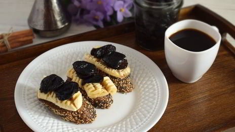 тосты с бананом и пряным черносливом