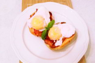 Тосты с беконом и яйцами пашот