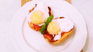 Тосты с беконом и яйцами пашот