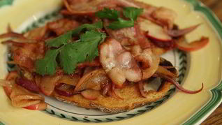 Тосты с беконом, карамелизированными яблоками и луком