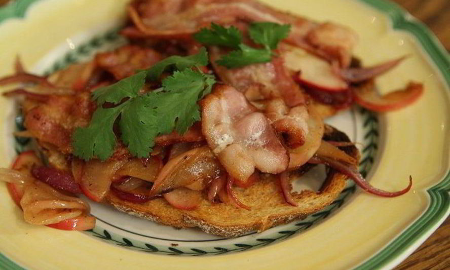 Рецепт тосты с беконом, карамелизированными яблоками и луком