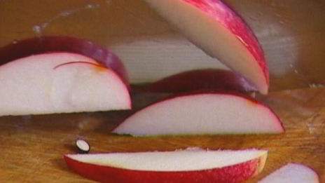 тосты с беконом, карамелизированными яблоками и луком