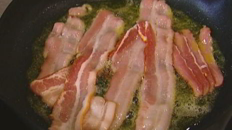 тосты с беконом, карамелизированными яблоками и луком