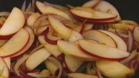 тосты с беконом, карамелизированными яблоками и луком