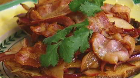 тосты с беконом, карамелизированными яблоками и луком