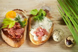 Тосты с брынзой, беконом и перепелиными яйцами
