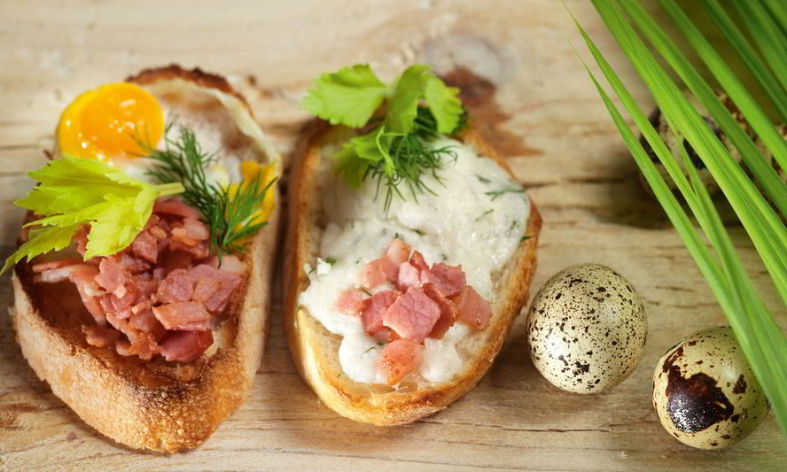 Рецепт тосты с брынзой, беконом и перепелиными яйцами