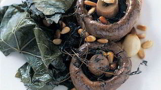 Тосты с грибами, запеченными в виноградных листьях