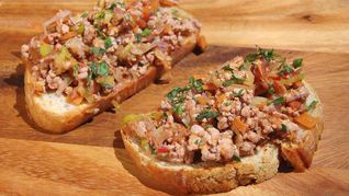 Тосты с индейкой и овощами