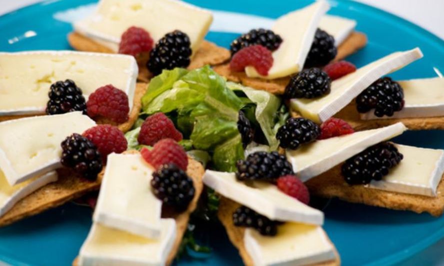 Рецепт тосты с малиной и ежевикой