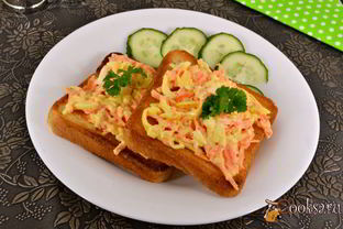 Тосты с морковно-сырным салатом