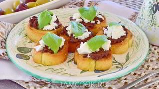 Тосты с оливковой пастой и сыром фета