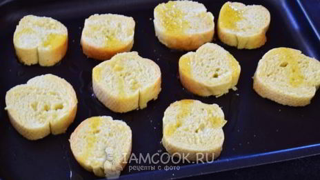 тосты с оливковой пастой и сыром фета