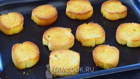 тосты с оливковой пастой и сыром фета