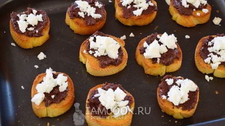 тосты с оливковой пастой и сыром фета