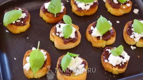 тосты с оливковой пастой и сыром фета