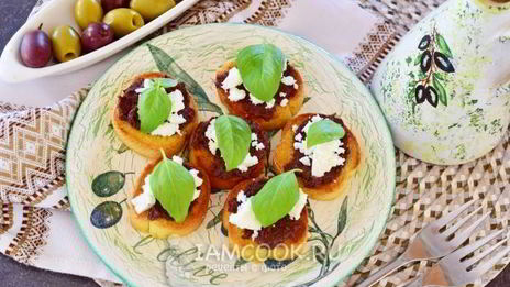 тосты с оливковой пастой и сыром фета