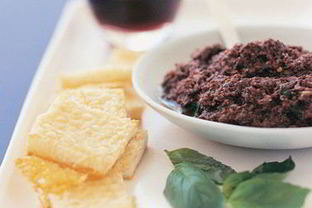 Тосты с пармезаном и пастой из черных оливок