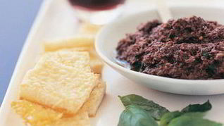 Тосты с пармезаном и пастой из черных оливок