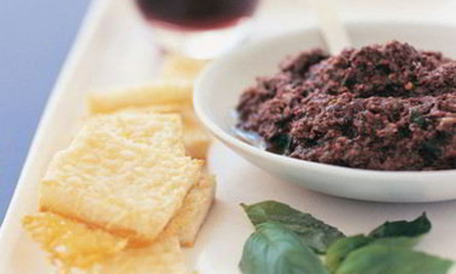 Рецепт тосты с пармезаном и пастой из черных оливок