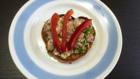 тосты с печенью налима и сладким перцем