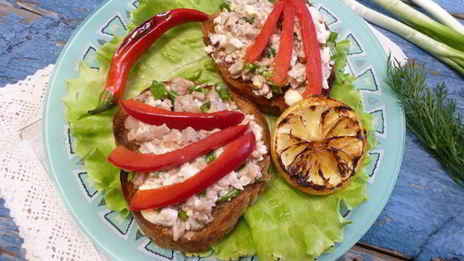 тосты с печенью налима и сладким перцем